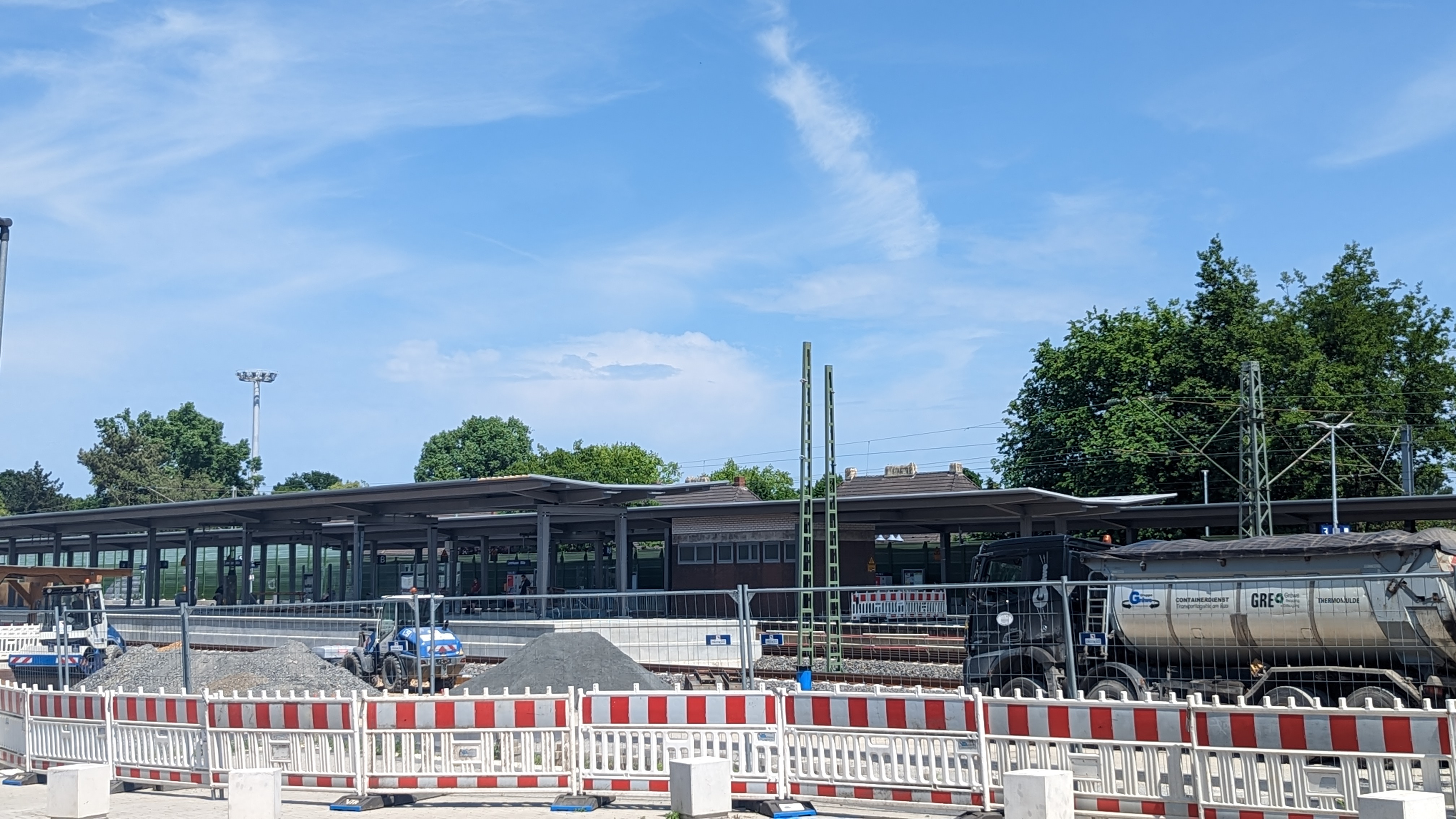 Bauarbeiten Bahnhof Leverkusen-Mitte mit Blick auf die Gleise